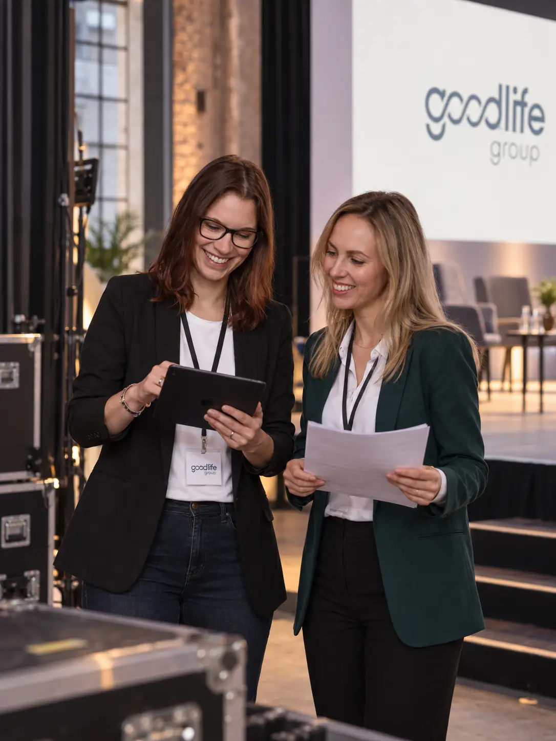 Eventteam bei der Abstimmung von Künstlern und Entertainment für eine Veranstaltung