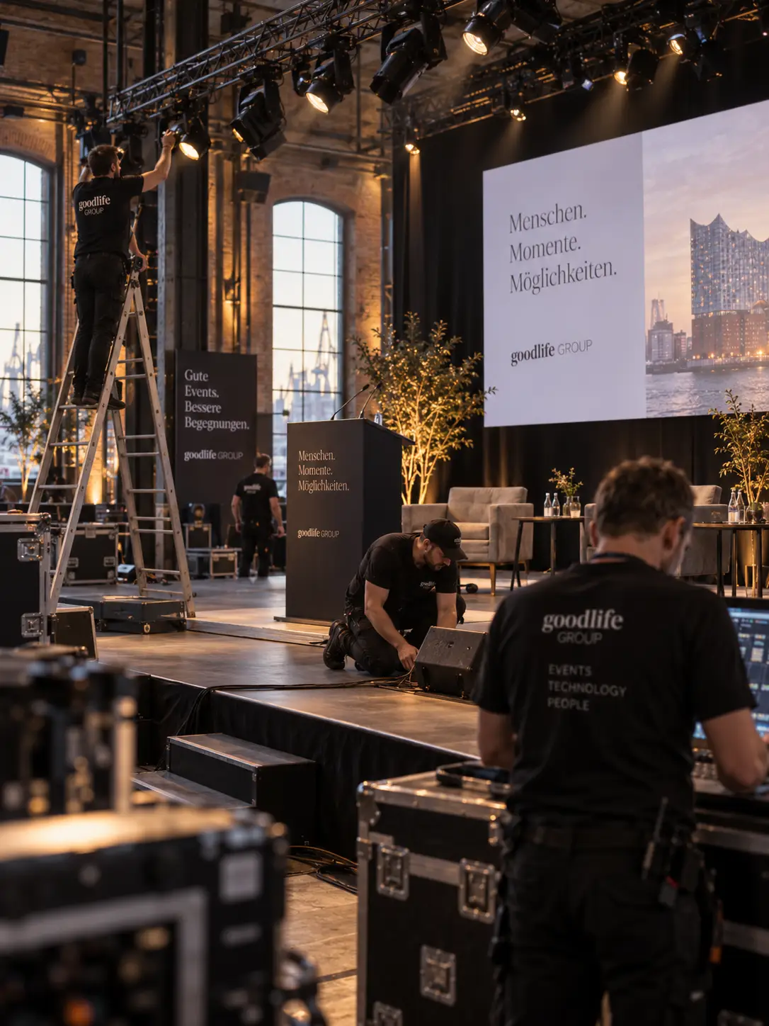 Techniker beim Aufbau von Bühne und Lichttechnik für ein Event